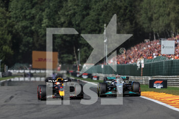 2022-08-28 - 01 VERSTAPPEN Max (nld), Red Bull Racing RB18, action 63 RUSSELL George (gbr), Mercedes AMG F1 Team W13, action during the Formula 1 Rolex Belgian Grand Prix 2022, 14th round of the 2022 FIA Formula One World Championship from August 26 to 28, 2022 on the Circuit de Spa-Francorchamps, in Francorchamps, Belgium - F1 - BELGIAN GRAND PRIX 2022 - RACE - FORMULA 1 - MOTORS