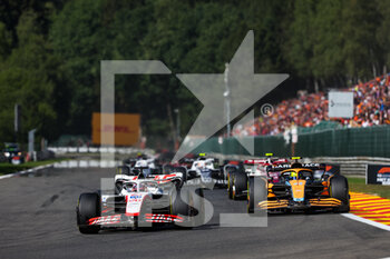 2022-08-28 - 20 MAGNUSSEN Kevin (den), Haas F1 Team VF-22 Ferrari, 04 NORRIS Lando (gbr), McLaren F1 Team MCL36, action during the Formula 1 Rolex Belgian Grand Prix 2022, 14th round of the 2022 FIA Formula One World Championship from August 26 to 28, 2022 on the Circuit de Spa-Francorchamps, in Francorchamps, Belgium - F1 - BELGIAN GRAND PRIX 2022 - RACE - FORMULA 1 - MOTORS
