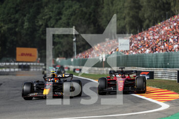 2022-08-28 - 11 PEREZ Sergio (mex), Red Bull Racing RB18, action 16 LECLERC Charles (mco), Scuderia Ferrari F1-75, action during the Formula 1 Rolex Belgian Grand Prix 2022, 14th round of the 2022 FIA Formula One World Championship from August 26 to 28, 2022 on the Circuit de Spa-Francorchamps, in Francorchamps, Belgium - F1 - BELGIAN GRAND PRIX 2022 - RACE - FORMULA 1 - MOTORS