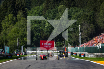 2022-08-28 - 55 SAINZ Carlos (spa), Scuderia Ferrari F1-75, 01 VERSTAPPEN Max (nld), Red Bull Racing RB18, action during the Formula 1 Rolex Belgian Grand Prix 2022, 14th round of the 2022 FIA Formula One World Championship from August 26 to 28, 2022 on the Circuit de Spa-Francorchamps, in Francorchamps, Belgium - F1 - BELGIAN GRAND PRIX 2022 - RACE - FORMULA 1 - MOTORS