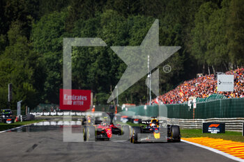 2022-08-28 - 55 SAINZ Carlos (spa), Scuderia Ferrari F1-75, 01 VERSTAPPEN Max (nld), Red Bull Racing RB18, action during the Formula 1 Rolex Belgian Grand Prix 2022, 14th round of the 2022 FIA Formula One World Championship from August 26 to 28, 2022 on the Circuit de Spa-Francorchamps, in Francorchamps, Belgium - F1 - BELGIAN GRAND PRIX 2022 - RACE - FORMULA 1 - MOTORS