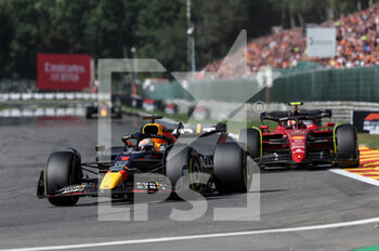 2022-08-28 - 01 VERSTAPPEN Max (nld), Red Bull Racing RB18, action 55 SAINZ Carlos (spa), Scuderia Ferrari F1-75, action during the Formula 1 Rolex Belgian Grand Prix 2022, 14th round of the 2022 FIA Formula One World Championship from August 26 to 28, 2022 on the Circuit de Spa-Francorchamps, in Francorchamps, Belgium - F1 - BELGIAN GRAND PRIX 2022 - RACE - FORMULA 1 - MOTORS