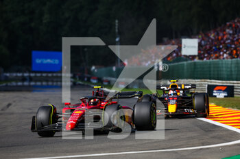 2022-08-28 - 55 SAINZ Carlos (spa), Scuderia Ferrari F1-75, 11 PEREZ Sergio (mex), Red Bull Racing RB18, action during the Formula 1 Rolex Belgian Grand Prix 2022, 14th round of the 2022 FIA Formula One World Championship from August 26 to 28, 2022 on the Circuit de Spa-Francorchamps, in Francorchamps, Belgium - F1 - BELGIAN GRAND PRIX 2022 - RACE - FORMULA 1 - MOTORS