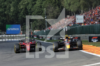 2022-08-28 - 11 PEREZ Sergio (mex), Red Bull Racing RB18, action 55 SAINZ Carlos (spa), Scuderia Ferrari F1-75, action during the Formula 1 Rolex Belgian Grand Prix 2022, 14th round of the 2022 FIA Formula One World Championship from August 26 to 28, 2022 on the Circuit de Spa-Francorchamps, in Francorchamps, Belgium - F1 - BELGIAN GRAND PRIX 2022 - RACE - FORMULA 1 - MOTORS