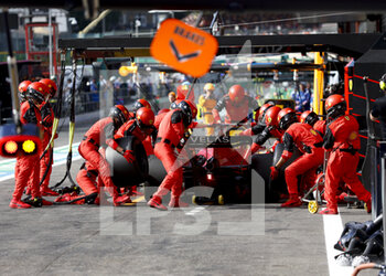 2022-08-28 - 16 LECLERC Charles (mco), Scuderia Ferrari F1-75, action pitstop during the Formula 1 Rolex Belgian Grand Prix 2022, 14th round of the 2022 FIA Formula One World Championship from August 26 to 28, 2022 on the Circuit de Spa-Francorchamps, in Francorchamps, Belgium - F1 - BELGIAN GRAND PRIX 2022 - RACE - FORMULA 1 - MOTORS