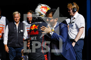 2022-08-28 - VERSTAPPEN Max (ned), Red Bull Racing RB18, being congratulated by BEN SULAYEM Mohammed (uae), President of the FIA, portrait during the Formula 1 Rolex Belgian Grand Prix 2022, 14th round of the 2022 FIA Formula One World Championship from August 26 to 28, 2022 on the Circuit de Spa-Francorchamps, in Francorchamps, Belgium - F1 - BELGIAN GRAND PRIX 2022 - RACE - FORMULA 1 - MOTORS