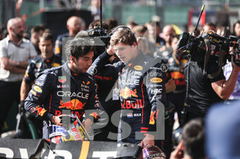 2022-08-28 - VERSTAPPEN Max (ned), Red Bull Racing RB18, portrait celebrates his victory PEREZ Sergio (mex), Red Bull Racing RB18, portrait during the Formula 1 Rolex Belgian Grand Prix 2022, 14th round of the 2022 FIA Formula One World Championship from August 26 to 28, 2022 on the Circuit de Spa-Francorchamps, in Francorchamps, Belgium - F1 - BELGIAN GRAND PRIX 2022 - RACE - FORMULA 1 - MOTORS