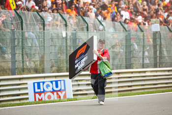 2022-08-28 - A fan invades the track taking a track sponsor board during the Formula 1 Rolex Belgian Grand Prix 2022, 14th round of the 2022 FIA Formula One World Championship from August 26 to 28, 2022 on the Circuit de Spa-Francorchamps, in Francorchamps, Belgium - F1 - BELGIAN GRAND PRIX 2022 - RACE - FORMULA 1 - MOTORS