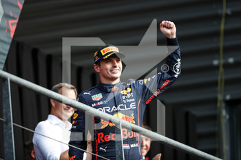 2022-08-28 - VERSTAPPEN Max (ned), Red Bull Racing RB18, portrait celebrates his victory on podium during the Formula 1 Rolex Belgian Grand Prix 2022, 14th round of the 2022 FIA Formula One World Championship from August 26 to 28, 2022 on the Circuit de Spa-Francorchamps, in Francorchamps, Belgium - F1 - BELGIAN GRAND PRIX 2022 - RACE - FORMULA 1 - MOTORS