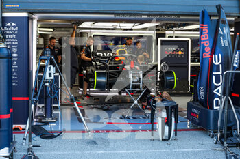 2022-09-01 - Red Bull Racing Honda RB18, mechanical detail in the garage, box, during the Formula 1 Heineken Dutch Grand Prix 2022, 15th round of the 2022 FIA Formula One World Championship from September 2 to 4, 2022 on the Zandvoort Circuit, in Netherlands, Belgium - F1 - DUTCH GRAND PRIX 2022 - FORMULA 1 - MOTORS