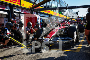 2022-09-01 - Alfa Romeo F1 Team ORLEN, ambiance pitstop practice during the Formula 1 Heineken Dutch Grand Prix 2022, 15th round of the 2022 FIA Formula One World Championship from September 2 to 4, 2022 on the Zandvoort Circuit, in Netherlands, Belgium - F1 - DUTCH GRAND PRIX 2022 - FORMULA 1 - MOTORS