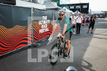 2022-09-02 - VETTEL Sebastian (ger), Aston Martin F1 Team AMR22, portrait riding his bicycle during the Formula 1 Heineken Dutch Grand Prix 2022, 15th round of the 2022 FIA Formula One World Championship from September 2 to 4, 2022 on the Zandvoort Circuit, in Netherlands, Belgium - F1 - DUTCH GRAND PRIX 2022 - FORMULA 1 - MOTORS
