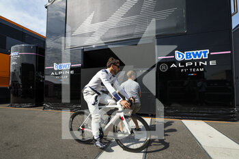 2022-09-02 - GASLY Pierre (fra), Scuderia AlphaTauri AT03 rides his bicycle during the Formula 1 Heineken Dutch Grand Prix 2022, 15th round of the 2022 FIA Formula One World Championship from September 2 to 4, 2022 on the Zandvoort Circuit, in Netherlands, Belgium - F1 - DUTCH GRAND PRIX 2022 - FORMULA 1 - MOTORS