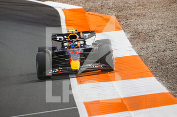 2022-09-02 - 11 PEREZ Sergio (mex), Red Bull Racing RB18, action during the Formula 1 Heineken Dutch Grand Prix 2022, 15th round of the 2022 FIA Formula One World Championship from September 2 to 4, 2022 on the Zandvoort Circuit, in Netherlands, Belgium - F1 - DUTCH GRAND PRIX 2022 - FORMULA 1 - MOTORS