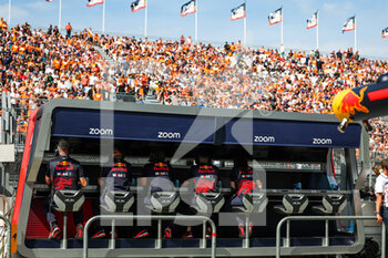 2022-09-02 - Red Bull Racing, ambiance pitwall during the Formula 1 Heineken Dutch Grand Prix 2022, 15th round of the 2022 FIA Formula One World Championship from September 2 to 4, 2022 on the Zandvoort Circuit, in Netherlands, Belgium - F1 - DUTCH GRAND PRIX 2022 - FORMULA 1 - MOTORS