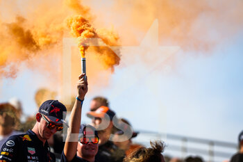 2022-09-02 - Fans with orange fumes during the Formula 1 Heineken Dutch Grand Prix 2022, 15th round of the 2022 FIA Formula One World Championship from September 2 to 4, 2022 on the Zandvoort Circuit, in Netherlands, Belgium - F1 - DUTCH GRAND PRIX 2022 - FORMULA 1 - MOTORS