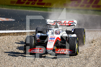 2022-09-02 - 20 MAGNUSSEN Kevin (den), Haas F1 Team VF-22 Ferrari, action going wide in the gravels during the Formula 1 Heineken Dutch Grand Prix 2022, 15th round of the 2022 FIA Formula One World Championship from September 2 to 4, 2022 on the Zandvoort Circuit, in Netherlands, Belgium - F1 - DUTCH GRAND PRIX 2022 - FORMULA 1 - MOTORS