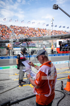 2022-09-03 - Scrutineer in the pitlane, during the Formula 1 Heineken Dutch Grand Prix 2022, 15th round of the 2022 FIA Formula One World Championship from September 2 to 4, 2022 on the Zandvoort Circuit, in Netherlands, Belgium - F1 - DUTCH GRAND PRIX 2022 - FORMULA 1 - MOTORS