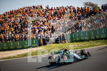 2022-09-03 - 44 HAMILTON Lewis (gbr), Mercedes AMG F1 Team W13, action crowd, foule, fans grandstands, gradins, during the Formula 1 Heineken Dutch Grand Prix 2022, 15th round of the 2022 FIA Formula One World Championship from September 2 to 4, 2022 on the Zandvoort Circuit, in Netherlands, Belgium - F1 - DUTCH GRAND PRIX 2022 - FORMULA 1 - MOTORS