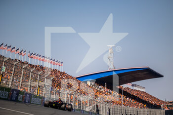 2022-09-03 - 11 PEREZ Sergio (mex), Red Bull Racing RB18, action crowd, foule, fans grandstands, gradins, during the Formula 1 Heineken Dutch Grand Prix 2022, 15th round of the 2022 FIA Formula One World Championship from September 2 to 4, 2022 on the Zandvoort Circuit, in Netherlands, Belgium - F1 - DUTCH GRAND PRIX 2022 - FORMULA 1 - MOTORS