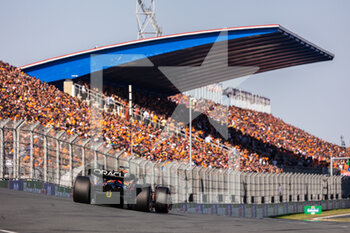 2022-09-03 - 01 VERSTAPPEN Max (nld), Red Bull Racing RB18, action crowd, foule, fans grandstands, gradins, during the Formula 1 Heineken Dutch Grand Prix 2022, 15th round of the 2022 FIA Formula One World Championship from September 2 to 4, 2022 on the Zandvoort Circuit, in Netherlands, Belgium - F1 - DUTCH GRAND PRIX 2022 - FORMULA 1 - MOTORS