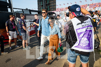 2022-09-03 - RUSSELL George (gbr), Mercedes AMG F1 Team W13, and his girlfriend Carmen Montero Mundt, during the Formula 1 Heineken Dutch Grand Prix 2022, 15th round of the 2022 FIA Formula One World Championship from September 2 to 4, 2022 on the Zandvoort Circuit, in Netherlands, Belgium - F1 - DUTCH GRAND PRIX 2022 - RACE - FORMULA 1 - MOTORS
