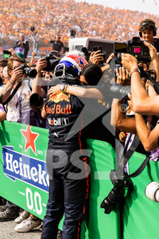 2022-09-04 - VERSTAPPEN Max (ned), Red Bull Racing RB18, portrait at the Parc fermé during the Formula 1 Heineken Dutch Grand Prix 2022, 15th round of the 2022 FIA Formula One World Championship from September 2 to 4, 2022 on the Zandvoort Circuit, in Netherlands, Belgium - F1 - DUTCH GRAND PRIX 2022 - FORMULA 1 - MOTORS