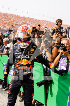 2022-09-04 - VERSTAPPEN Max (ned), Red Bull Racing RB18, portrait at the Parc fermé during the Formula 1 Heineken Dutch Grand Prix 2022, 15th round of the 2022 FIA Formula One World Championship from September 2 to 4, 2022 on the Zandvoort Circuit, in Netherlands, Belgium - F1 - DUTCH GRAND PRIX 2022 - FORMULA 1 - MOTORS