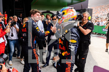 2022-09-04 - VERSTAPPEN Max (ned), Red Bull Racing RB18, portrait PEREZ Sergio (mex), Red Bull Racing RB18, portrait at the Parc fermé during the Formula 1 Heineken Dutch Grand Prix 2022, 15th round of the 2022 FIA Formula One World Championship from September 2 to 4, 2022 on the Zandvoort Circuit, in Netherlands, Belgium - F1 - DUTCH GRAND PRIX 2022 - FORMULA 1 - MOTORS
