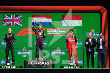 2022-09-04 - VERSTAPPEN Max (ned), Red Bull Racing RB18, portrait RUSSELL George (gbr), Mercedes AMG F1 Team W13, portrait LECLERC Charles (mco), Scuderia Ferrari F1-75, portrait at the podium during the Formula 1 Heineken Dutch Grand Prix 2022, 15th round of the 2022 FIA Formula One World Championship from September 2 to 4, 2022 on the Zandvoort Circuit, in Netherlands, Belgium - F1 - DUTCH GRAND PRIX 2022 - FORMULA 1 - MOTORS