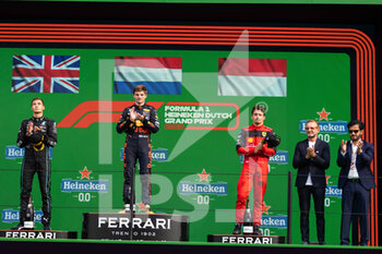 2022-09-04 - VERSTAPPEN Max (ned), Red Bull Racing RB18, portrait RUSSELL George (gbr), Mercedes AMG F1 Team W13, portrait LECLERC Charles (mco), Scuderia Ferrari F1-75, portrait at the podium during the Formula 1 Heineken Dutch Grand Prix 2022, 15th round of the 2022 FIA Formula One World Championship from September 2 to 4, 2022 on the Zandvoort Circuit, in Netherlands, Belgium - F1 - DUTCH GRAND PRIX 2022 - FORMULA 1 - MOTORS