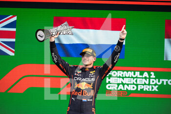 2022-09-04 - VERSTAPPEN Max (ned), Red Bull Racing RB18, portrait at the podium during the Formula 1 Heineken Dutch Grand Prix 2022, 15th round of the 2022 FIA Formula One World Championship from September 2 to 4, 2022 on the Zandvoort Circuit, in Netherlands, Belgium - F1 - DUTCH GRAND PRIX 2022 - FORMULA 1 - MOTORS