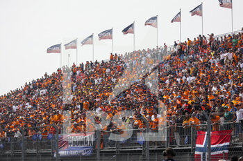 2022-09-04 - Fans in the grandstands during the Formula 1 Heineken Dutch Grand Prix 2022, 15th round of the 2022 FIA Formula One World Championship from September 2 to 4, 2022 on the Zandvoort Circuit, in Netherlands, Belgium - F1 - DUTCH GRAND PRIX 2022 - RACE - FORMULA 1 - MOTORS