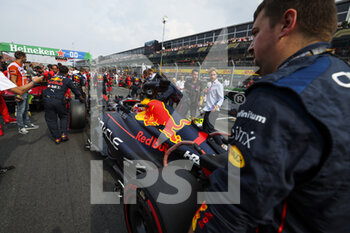 2022-09-04 - 01 VERSTAPPEN Max (nld), Red Bull Racing RB18, on the grid during the Formula 1 Heineken Dutch Grand Prix 2022, 15th round of the 2022 FIA Formula One World Championship from September 2 to 4, 2022 on the Zandvoort Circuit, in Netherlands, Belgium - F1 - DUTCH GRAND PRIX 2022 - RACE - FORMULA 1 - MOTORS
