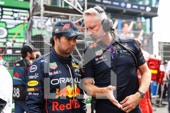 2022-09-04 - WHEATLEY Jonathan, Team Manager of Red Bull Racing, PEREZ Sergio (mex), Red Bull Racing RB18, portrait starting grid, grille de depart, during the Formula 1 Heineken Dutch Grand Prix 2022, 15th round of the 2022 FIA Formula One World Championship from September 2 to 4, 2022 on the Zandvoort Circuit, in Netherlands, Belgium - F1 - DUTCH GRAND PRIX 2022 - RACE - FORMULA 1 - MOTORS