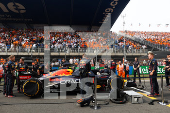 2022-09-04 - 11 PEREZ Sergio (mex), Red Bull Racing RB18, action starting grid, grille de depart, during the Formula 1 Heineken Dutch Grand Prix 2022, 15th round of the 2022 FIA Formula One World Championship from September 2 to 4, 2022 on the Zandvoort Circuit, in Netherlands, Belgium - F1 - DUTCH GRAND PRIX 2022 - RACE - FORMULA 1 - MOTORS