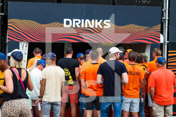2022-09-04 - Dutch fans queuing for drinks during the Formula 1 Heineken Dutch Grand Prix 2022, 15th round of the 2022 FIA Formula One World Championship from September 2 to 4, 2022 on the Zandvoort Circuit, in Netherlands, Belgium - F1 - DUTCH GRAND PRIX 2022 - RACE - FORMULA 1 - MOTORS