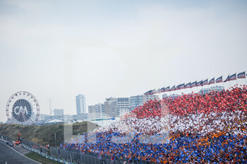 2022-09-04 - crowd, foule, fans in the grandstands, gradins, with flag, drapeau during the Formula 1 Heineken Dutch Grand Prix 2022, 15th round of the 2022 FIA Formula One World Championship from September 2 to 4, 2022 on the Zandvoort Circuit, in Netherlands, Belgium - F1 - DUTCH GRAND PRIX 2022 - RACE - FORMULA 1 - MOTORS