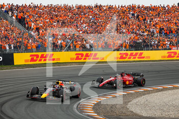 2022-09-04 - 01 VERSTAPPEN Max (nld), Red Bull Racing RB18, 16 LECLERC Charles (mco), Scuderia Ferrari F1-75, action during the Formula 1 Heineken Dutch Grand Prix 2022, 15th round of the 2022 FIA Formula One World Championship from September 2 to 4, 2022 on the Zandvoort Circuit, in Netherlands, Belgium - F1 - DUTCH GRAND PRIX 2022 - RACE - FORMULA 1 - MOTORS
