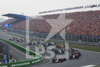 2022-09-04 - Start of the race, 01 VERSTAPPEN Max (nld), Red Bull Racing RB18, 16 LECLERC Charles (mco), Scuderia Ferrari F1-75, action during the Formula 1 Heineken Dutch Grand Prix 2022, 15th round of the 2022 FIA Formula One World Championship from September 2 to 4, 2022 on the Zandvoort Circuit, in Netherlands, Belgium - F1 - DUTCH GRAND PRIX 2022 - RACE - FORMULA 1 - MOTORS