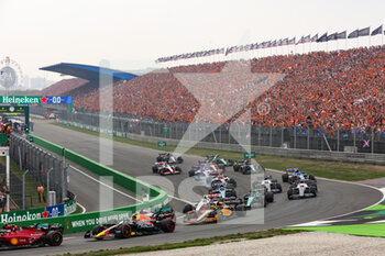 2022-09-04 - start of the race, depart, 11 PEREZ Sergio (mex), Red Bull Racing RB18, action during the Formula 1 Heineken Dutch Grand Prix 2022, 15th round of the 2022 FIA Formula One World Championship from September 2 to 4, 2022 on the Zandvoort Circuit, in Netherlands, Belgium - F1 - DUTCH GRAND PRIX 2022 - RACE - FORMULA 1 - MOTORS