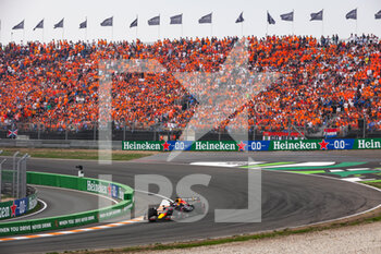 2022-09-04 - 01 VERSTAPPEN Max (nld), Red Bull Racing RB18, action spectators, fans, grandstands, gradins, during the Formula 1 Heineken Dutch Grand Prix 2022, 15th round of the 2022 FIA Formula One World Championship from September 2 to 4, 2022 on the Zandvoort Circuit, in Netherlands, Belgium - F1 - DUTCH GRAND PRIX 2022 - RACE - FORMULA 1 - MOTORS
