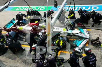 2022-09-04 - 44 HAMILTON Lewis (gbr), Mercedes AMG F1 Team W13, action pitstop during the Formula 1 Heineken Dutch Grand Prix 2022, 15th round of the 2022 FIA Formula One World Championship from September 2 to 4, 2022 on the Zandvoort Circuit, in Netherlands, Belgium - F1 - DUTCH GRAND PRIX 2022 - RACE - FORMULA 1 - MOTORS