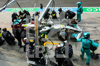 2022-09-04 - 44 HAMILTON Lewis (gbr), Mercedes AMG F1 Team W13, action pitstop during the Formula 1 Heineken Dutch Grand Prix 2022, 15th round of the 2022 FIA Formula One World Championship from September 2 to 4, 2022 on the Zandvoort Circuit, in Netherlands, Belgium - F1 - DUTCH GRAND PRIX 2022 - RACE - FORMULA 1 - MOTORS