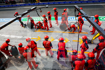 2022-09-04 - Scuderia Ferrari, ambiance pitstop during the Formula 1 Heineken Dutch Grand Prix 2022, 15th round of the 2022 FIA Formula One World Championship from September 2 to 4, 2022 on the Zandvoort Circuit, in Netherlands, Belgium - F1 - DUTCH GRAND PRIX 2022 - RACE - FORMULA 1 - MOTORS