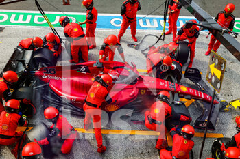 2022-09-04 - 16 LECLERC Charles (mco), Scuderia Ferrari F1-75, action pitstop during the Formula 1 Heineken Dutch Grand Prix 2022, 15th round of the 2022 FIA Formula One World Championship from September 2 to 4, 2022 on the Zandvoort Circuit, in Netherlands, Belgium - F1 - DUTCH GRAND PRIX 2022 - RACE - FORMULA 1 - MOTORS