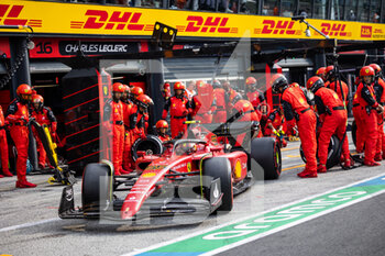 2022-09-04 - 55 SAINZ Carlos (spa), Scuderia Ferrari F1-75, action unsafe release after the pitstop in the pitlane, during the Formula 1 Heineken Dutch Grand Prix 2022, 15th round of the 2022 FIA Formula One World Championship from September 2 to 4, 2022 on the Zandvoort Circuit, in Netherlands, Belgium - F1 - DUTCH GRAND PRIX 2022 - RACE - FORMULA 1 - MOTORS
