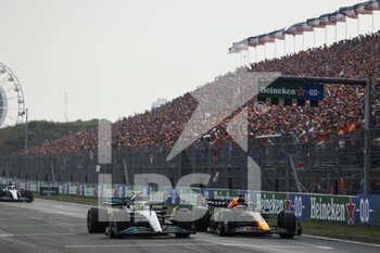 2022-09-04 - Restart, 44 HAMILTON Lewis (gbr), Mercedes AMG F1 Team W13, 01 VERSTAPPEN Max (nld), Red Bull Racing RB18, action during the Formula 1 Heineken Dutch Grand Prix 2022, 15th round of the 2022 FIA Formula One World Championship from September 2 to 4, 2022 on the Zandvoort Circuit, in Netherlands, Belgium - F1 - DUTCH GRAND PRIX 2022 - RACE - FORMULA 1 - MOTORS