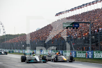 2022-09-04 - Restart after the safety car for 44 HAMILTON Lewis (gbr), Mercedes AMG F1 Team W13, 01 VERSTAPPEN Max (nld), Red Bull Racing RB18, action during the Formula 1 Heineken Dutch Grand Prix 2022, 15th round of the 2022 FIA Formula One World Championship from September 2 to 4, 2022 on the Zandvoort Circuit, in Netherlands, Belgium - F1 - DUTCH GRAND PRIX 2022 - RACE - FORMULA 1 - MOTORS