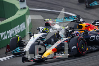 2022-09-04 - 01 VERSTAPPEN Max (nld), Red Bull Racing RB18, overtakes 44 HAMILTON Lewis (gbr), Mercedes AMG F1 Team W13, action for the lead during the Formula 1 Heineken Dutch Grand Prix 2022, 15th round of the 2022 FIA Formula One World Championship from September 2 to 4, 2022 on the Zandvoort Circuit, in Netherlands, Belgium - F1 - DUTCH GRAND PRIX 2022 - RACE - FORMULA 1 - MOTORS
